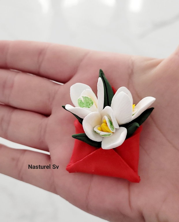 Brosa martisor: Plic cu ghiocei