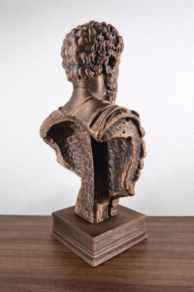 Statuetă Bust Marcus Aurelius - Replică Muzeu, Finisaj Manual tip Bronz Antic, Structură Solidă (Weighted), Înălțime 28 cm, Decorațiune Premium Birou