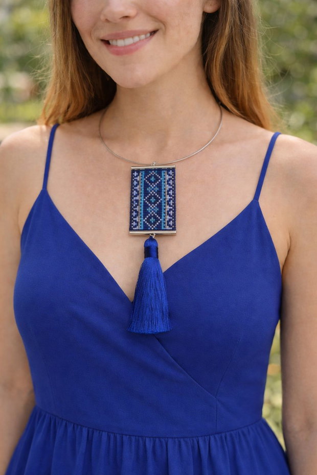 Colier albastru cu model geometric