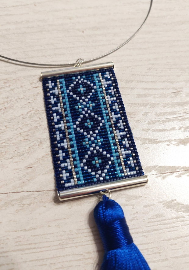 Colier albastru cu model geometric
