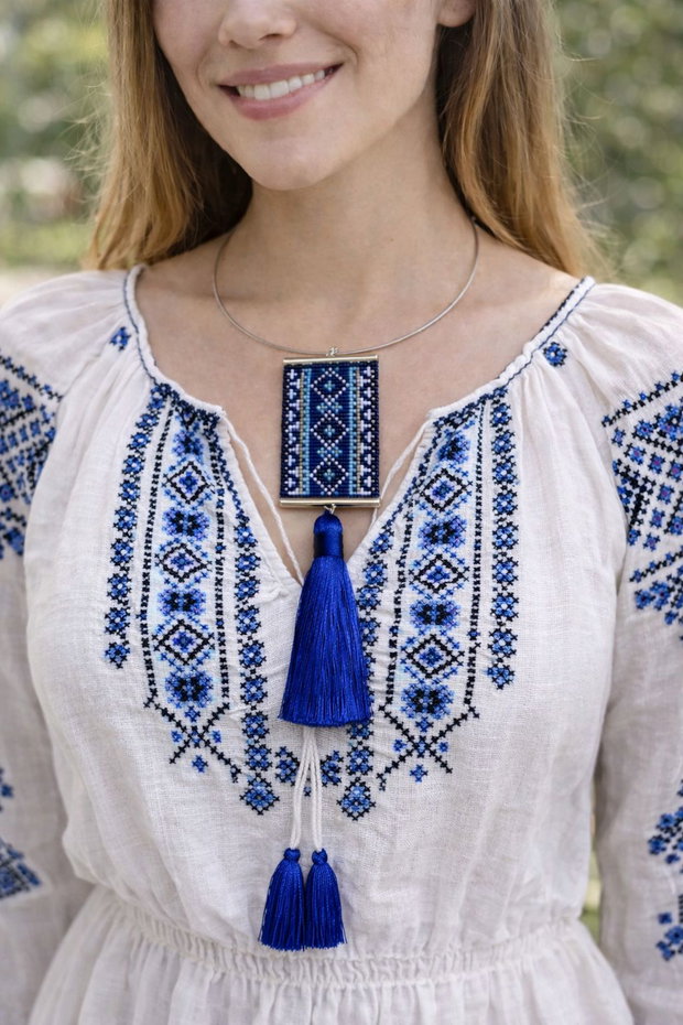 Colier albastru cu model geometric