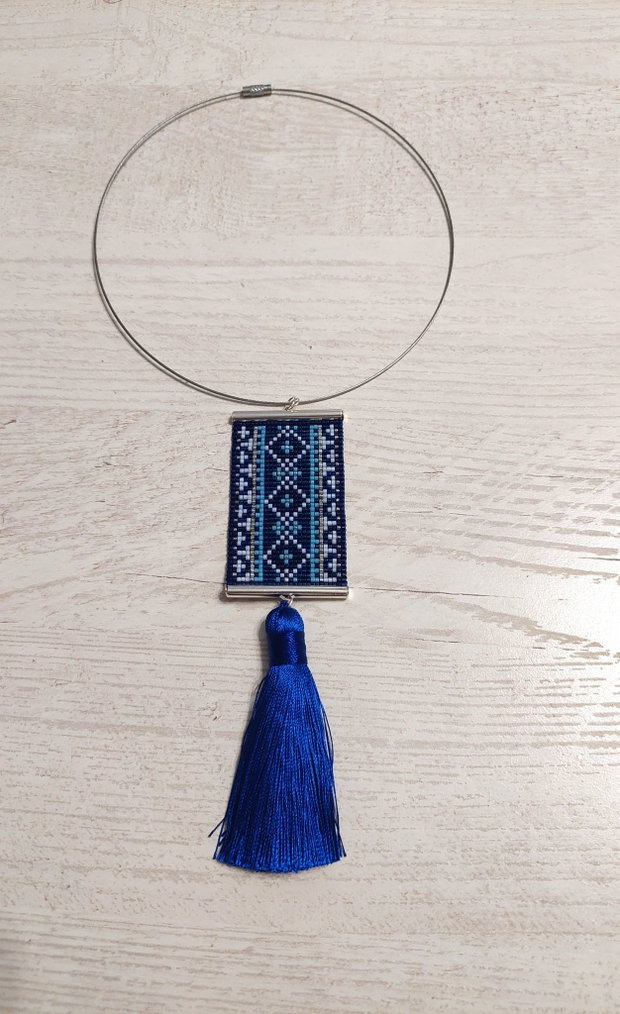 Colier albastru cu model geometric