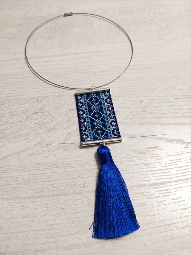 Colier albastru cu model geometric