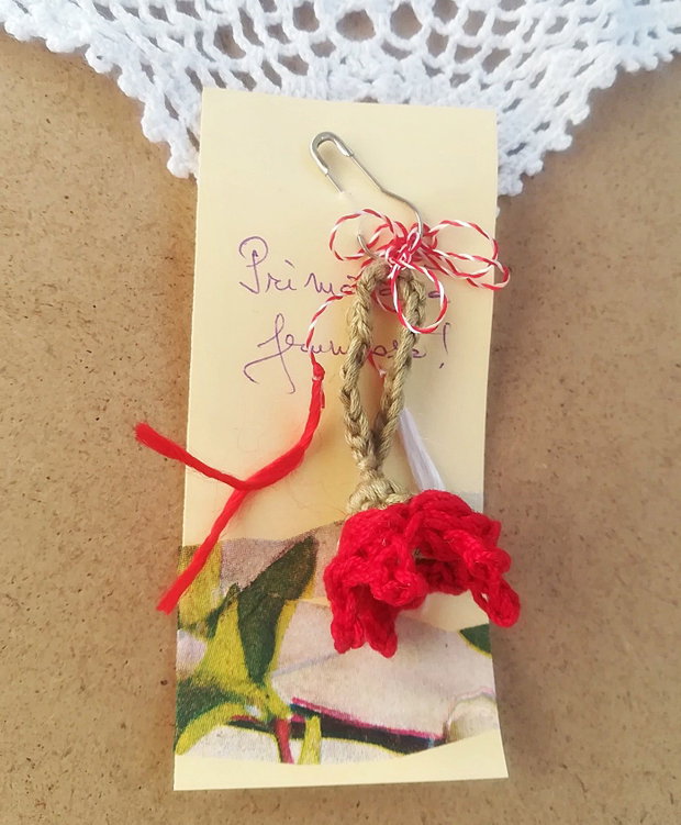 martisor crosetat floare clopotel rosu