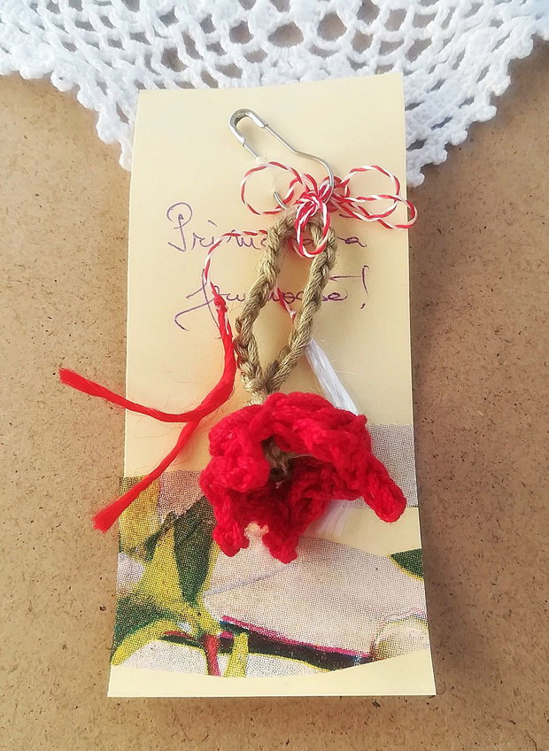 martisor crosetat floare clopotel rosu