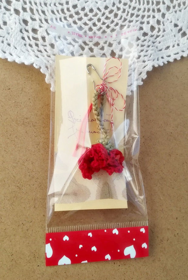 martisor crosetat floare clopotel rosu