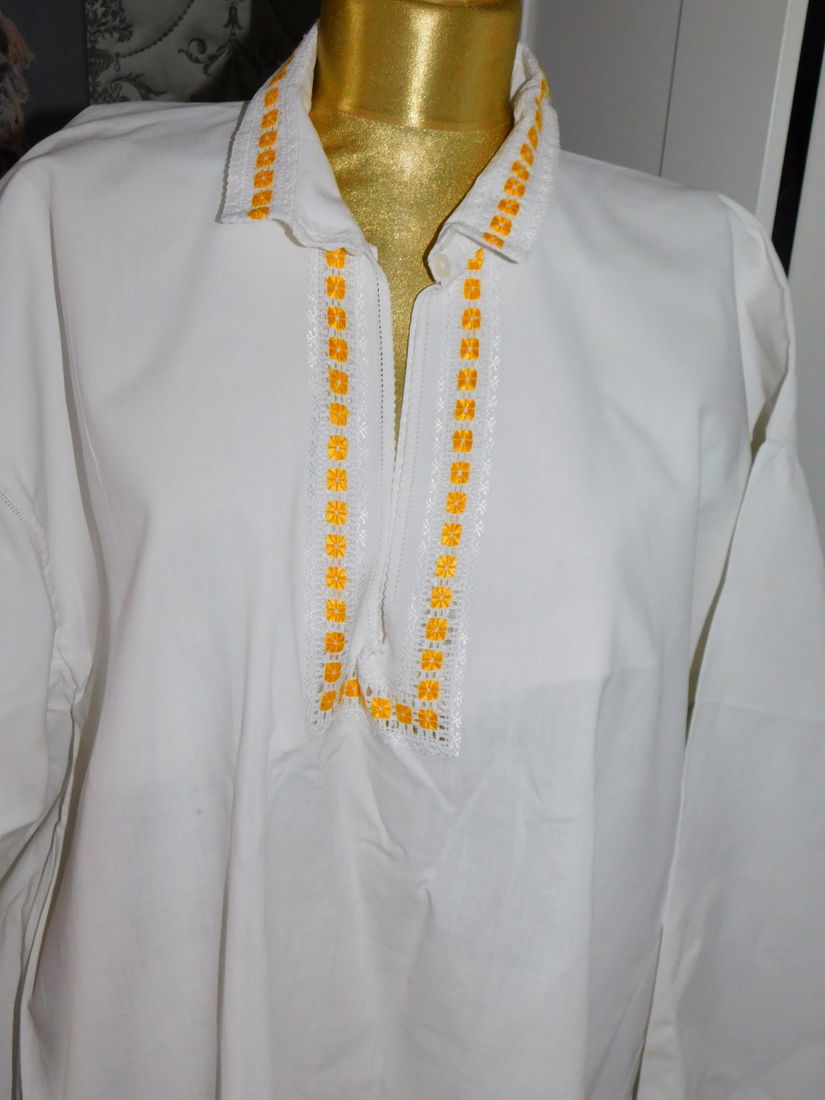 Camasa Transilvania   tesuta si cusuta in casa, anii 1920 ,  lucrata  de  strabunica  ,  atit  pinza tesuta in casa  la  rasboi cit si  intreaga cusatura