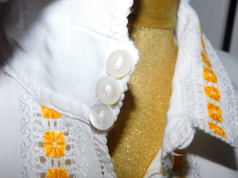 Camasa Transilvania   tesuta si cusuta in casa, anii 1920 ,  lucrata  de  strabunica  ,  atit  pinza tesuta in casa  la  rasboi cit si  intreaga cusatura