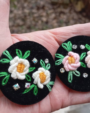 Broșe brodate.Martisor