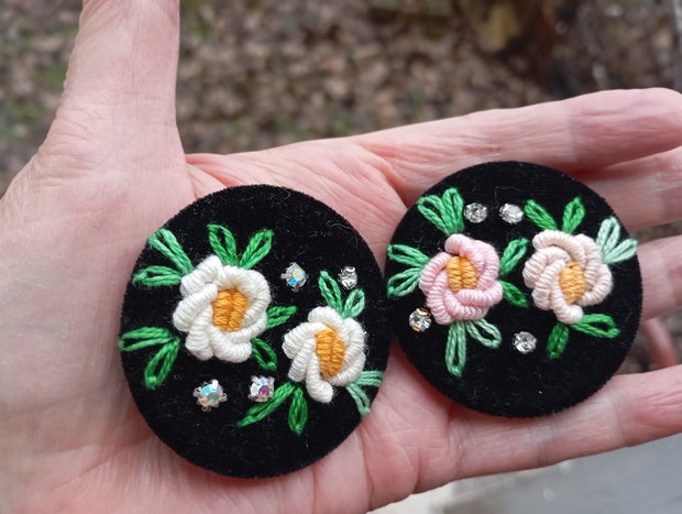 Broșe brodate.Martisor