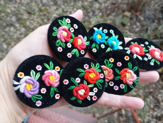 Broșe brodate.Martisor