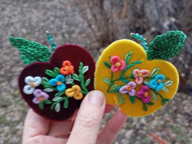 Broșe brodate.Martisor