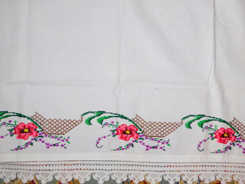 2   fete de  masa vintage , neutilizate, deosebite , lucru manual  90 x  1 m fiecare