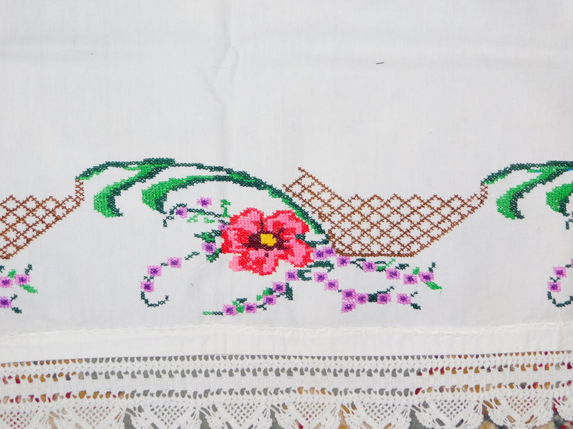 2   fete de  masa vintage , neutilizate, deosebite , lucru manual  90 x  1 m fiecare