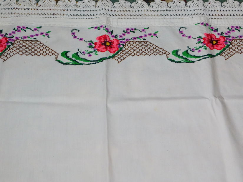 2   fete de  masa vintage , neutilizate, deosebite , lucru manual  90 x  1 m fiecare