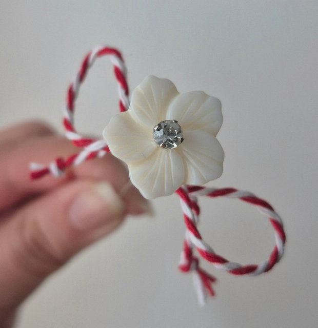 Broșă - Pin cu floare sidef natural și perlă