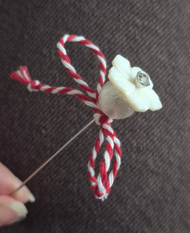 Broșă - Pin cu floare sidef natural și perlă