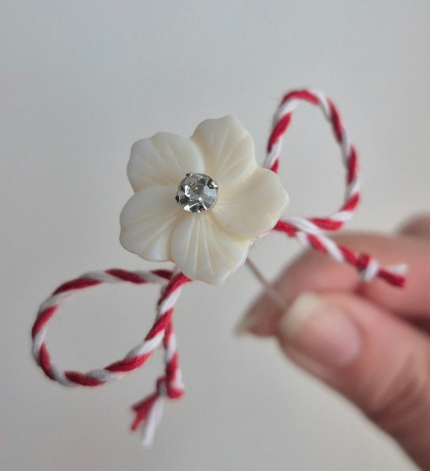 Broșă - Pin cu floare sidef natural și perlă