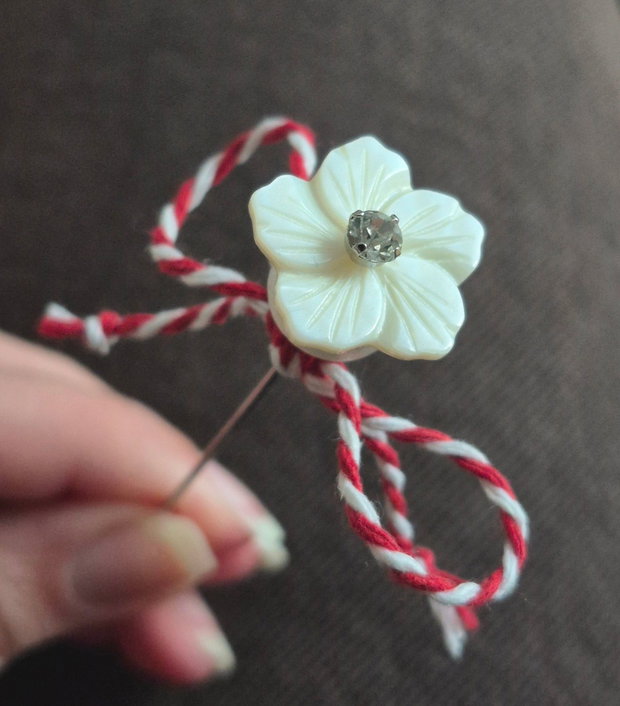 Broșă - Pin cu floare sidef natural și perlă
