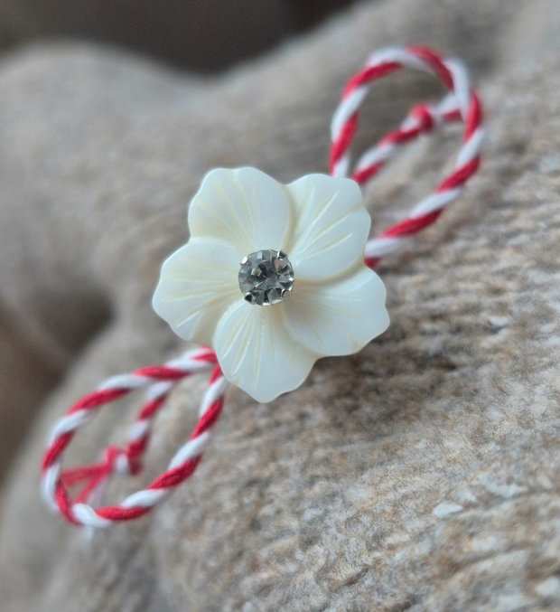 Broșă - Pin cu floare sidef natural și perlă