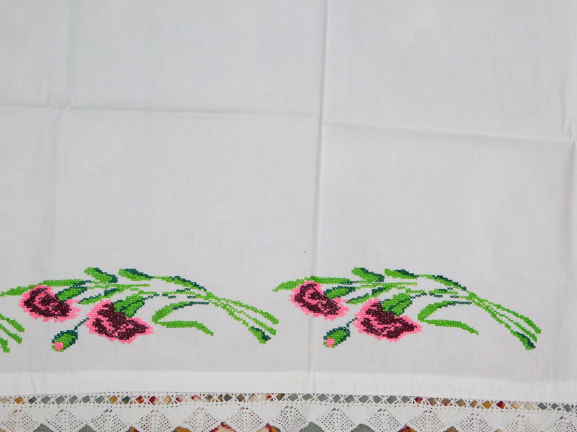 2   fete de  masa vintage , neutilizate, deosebite , lucru manual  90 x  1 m fiecare