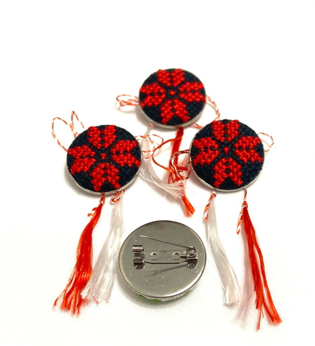 Brosa , martisor cu broderie manuala