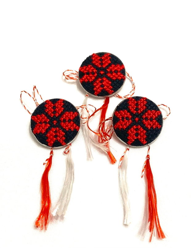Brosa , martisor cu broderie manuala
