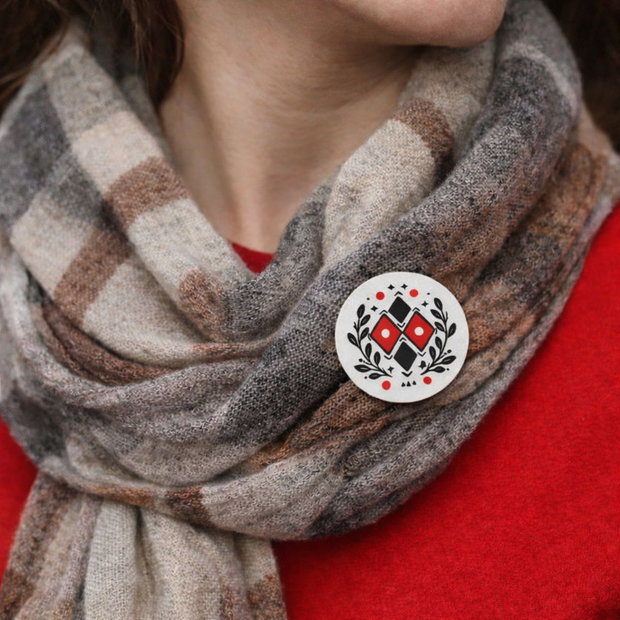 Martisor brosa cu motive traditionale pictat manual
