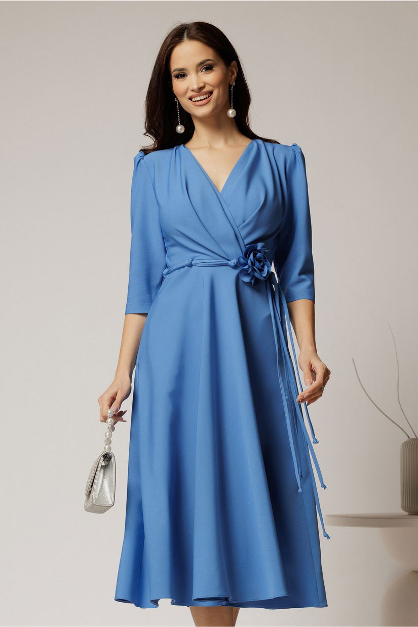 Rochie midi albastra din stofa in clos cu floare in talie