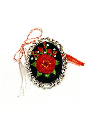 Brosa cu broderie manuala-flori brodate