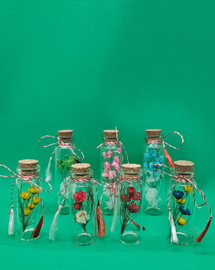 Martisor in sticluta cu flori uscate