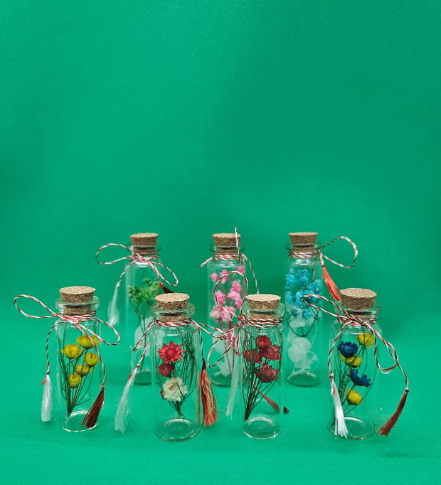 Martisor in sticluta cu flori uscate
