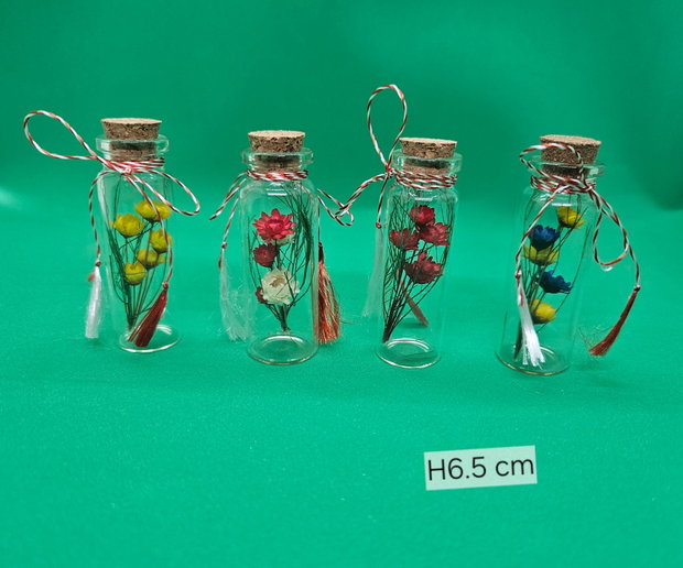 Martisor in sticluta cu flori uscate