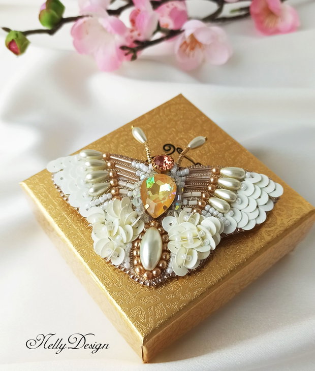 Fluturas - Brosa broderie manuala