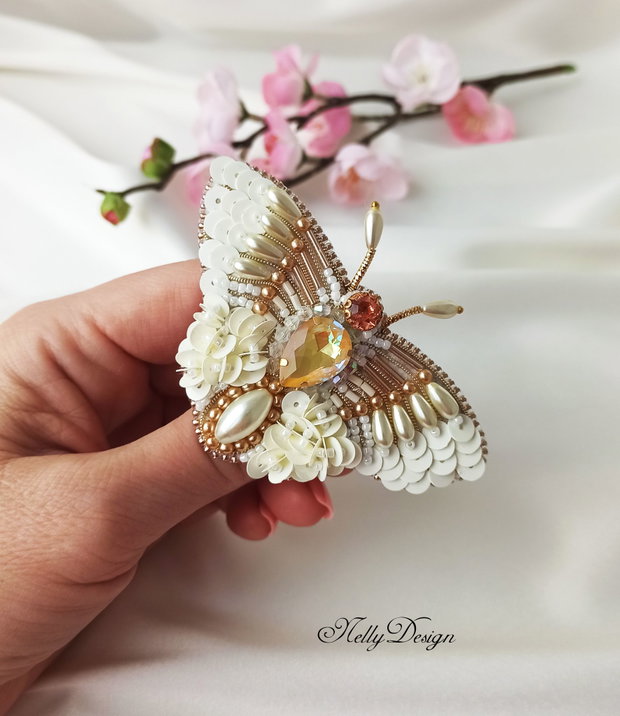 Fluturas - Brosa broderie manuala