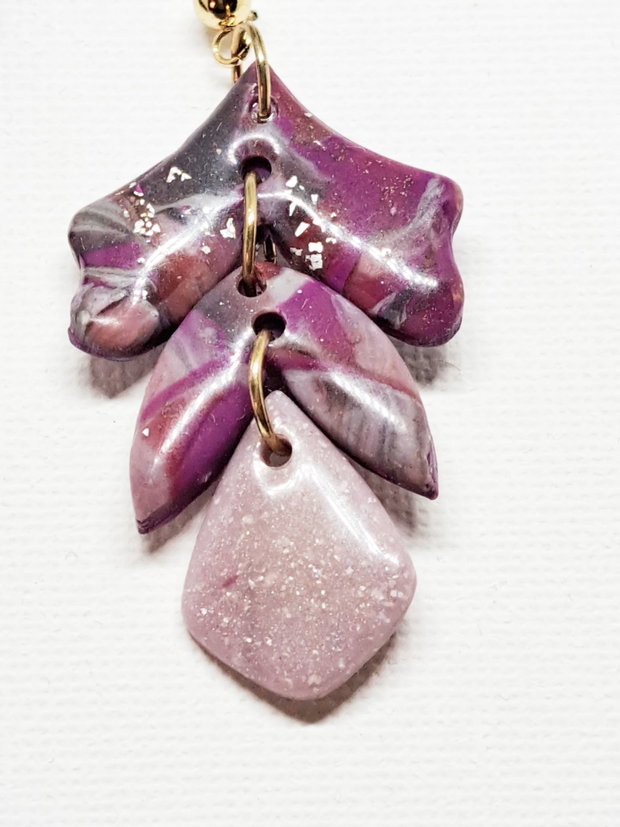 Cercei in nuante de violet confectionati din lut polimeric si accesorii otel inoxidabil