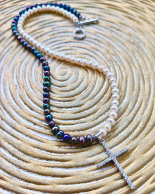 Colier CHOKER perle albe / petrol de cultura & cruce argintie
