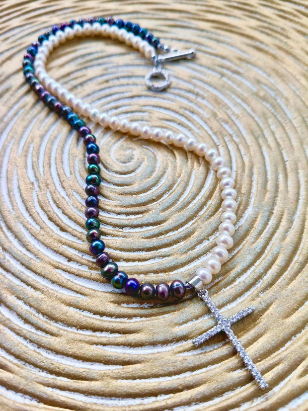 Colier CHOKER perle albe / petrol de cultura & cruce argintie