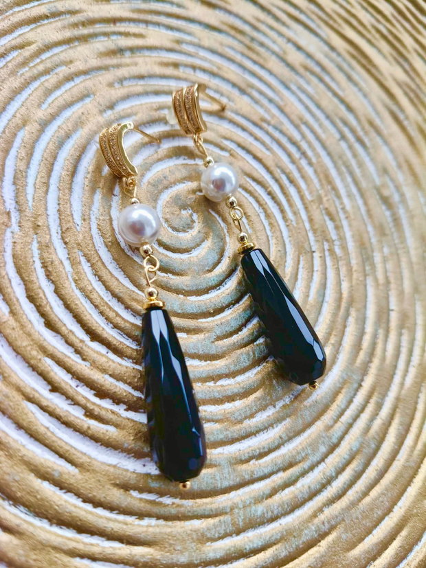 Cercei lungi onix negru & perle albe de Mallorca
