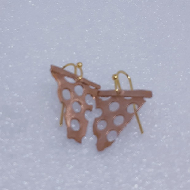 Cercei unicat atarnatori, din bronz auriu, in forma de triunghiuri perforate