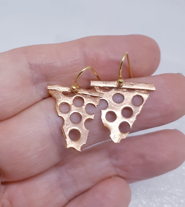 Cercei unicat atarnatori, din bronz auriu, in forma de triunghiuri perforate