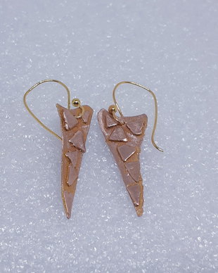 Cercei unicat din bronz auriu, cu design geometric