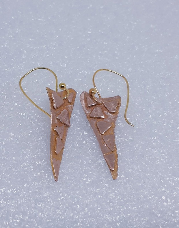 Cercei unicat din bronz auriu, cu design geometric