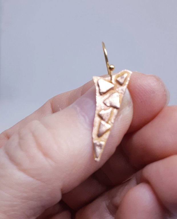 Cercei unicat din bronz auriu, cu design geometric