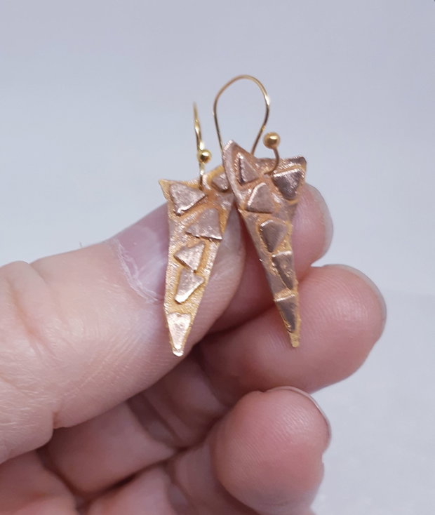 Cercei unicat din bronz auriu, cu design geometric