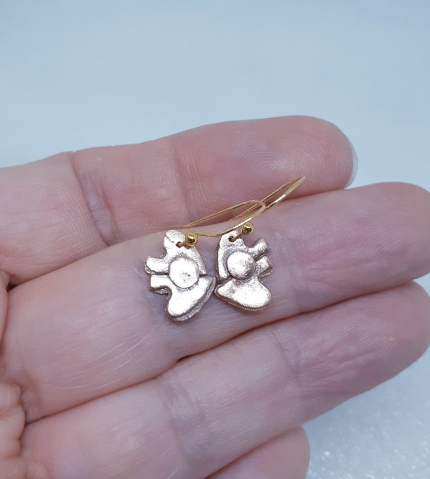 Cercei unicat, minimalisti, cu doua jumatati de inima din bronz auriu