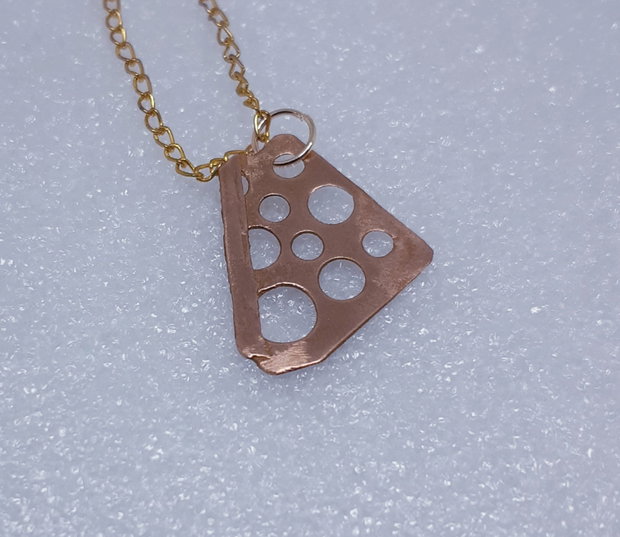 Pandantiv unicat din bronz auriu, in forma geometrica libera cu perforatii circulare