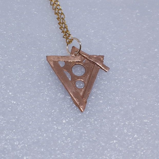 Pandantiv unicat din bronz auriu, in forma geometrica libera cu perforatii circulare