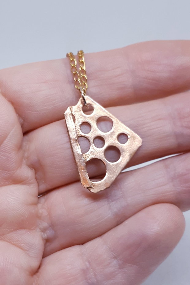 Pandantiv unicat din bronz auriu, in forma geometrica libera cu perforatii circulare