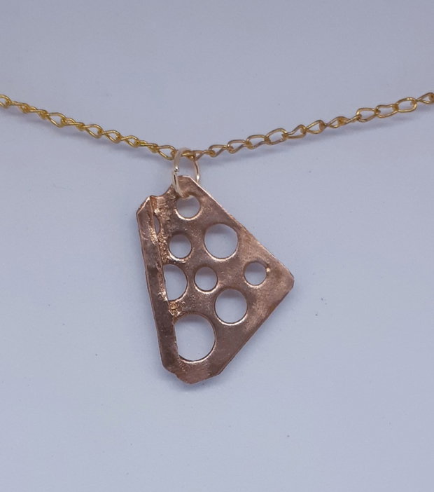 Pandantiv unicat din bronz auriu, in forma geometrica libera cu perforatii circulare